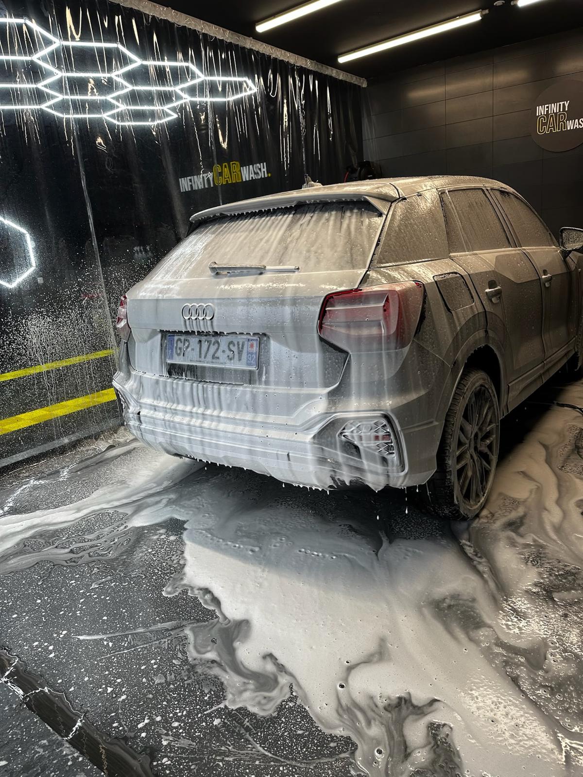 Prélavage à la mousse active sur une Audi