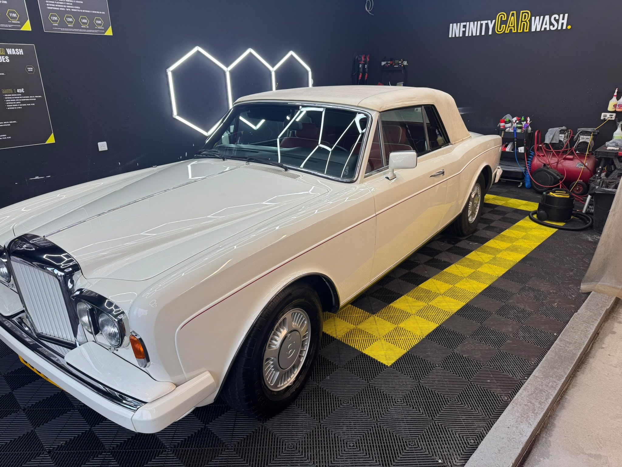Rolls-Royce Corniche blanche