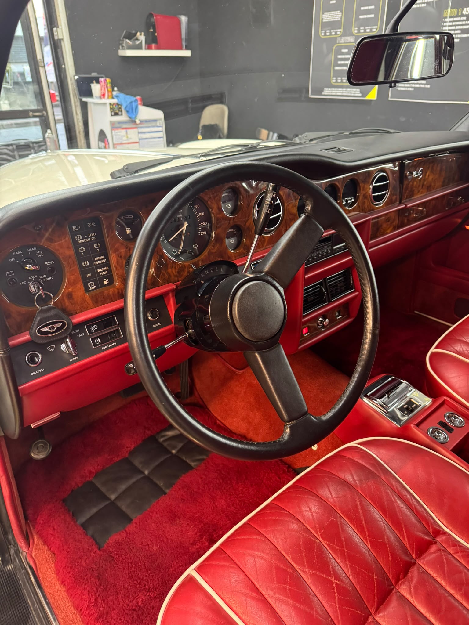 Intérieur cuir rouge et boiseries d'une Rolls-Royce de collection