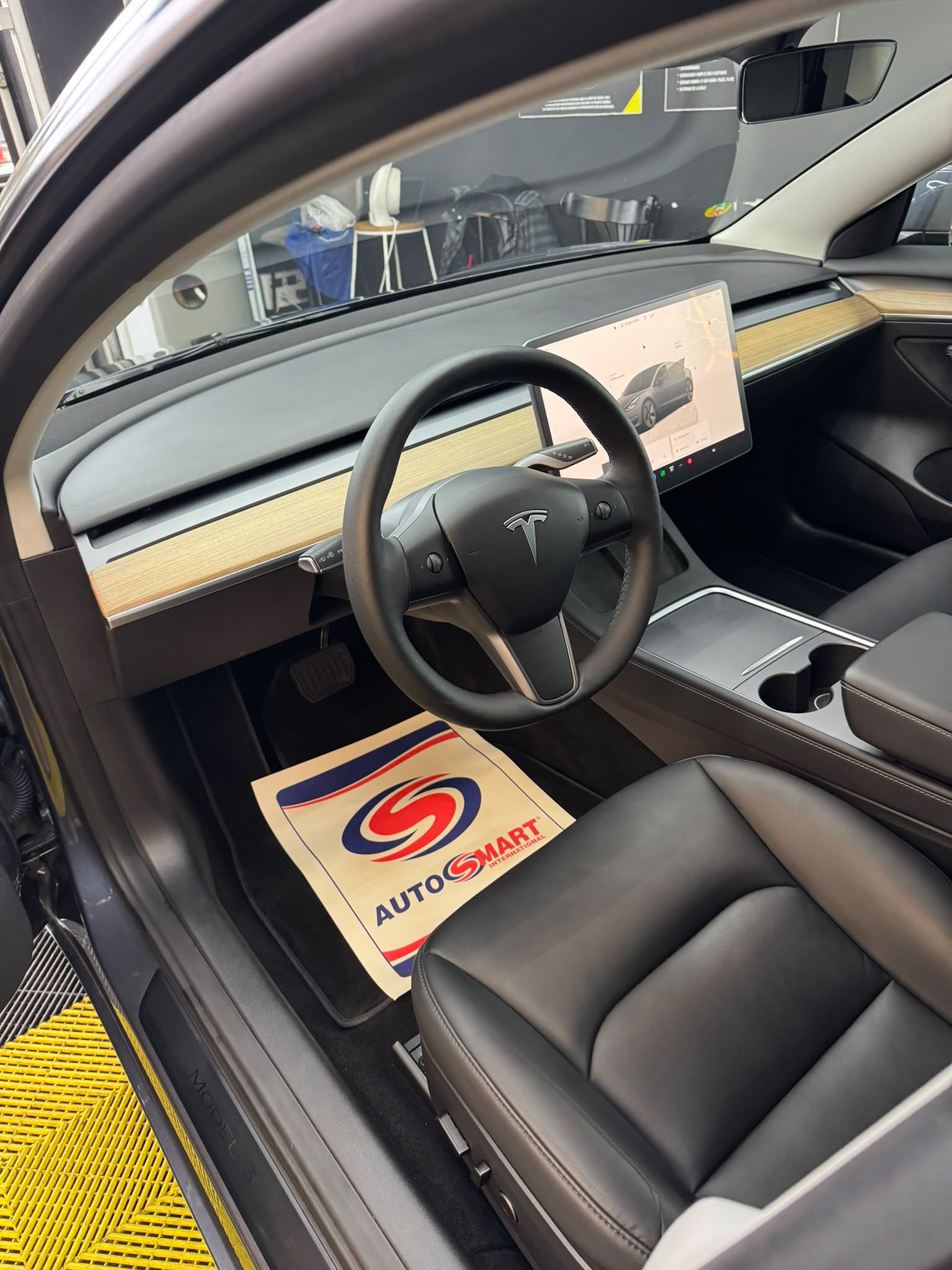 Intérieur Tesla nettoyé et détaillé